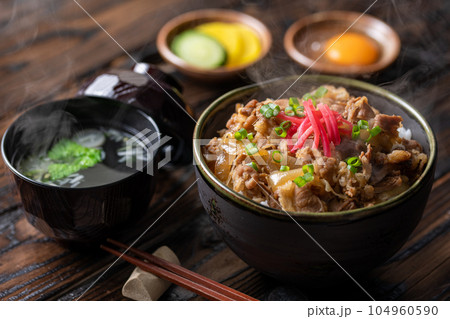 牛丼 レンジでチン!お手軽冷凍牛丼(紅ショウガのせ)牛どん 丼物 丼ぶり 湯気つき (暗い古板背 牛丼 レンジでチン!お手軽冷凍牛丼(紅ショウガのせ)牛どん 丼物 丼ぶり 湯気つき (暗い古板背 104960590