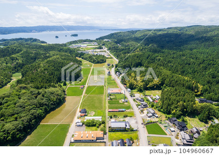 ドローン撮影|青空と能登島の自然豊かな景色と七尾湾|能登島の南側を撮影|石川県七尾市 ドローン撮影|青空と能登島の自然豊かな景色と七尾湾|能登島の南側を撮影|石川県七尾市 104960667
