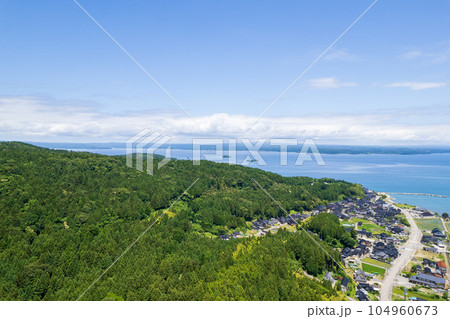 ドローン撮影｜青空と能登島の自然豊かな景色と七尾湾｜北側を撮影｜石川県七尾市 104960673