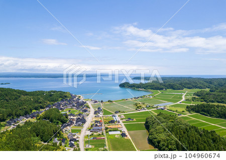 ドローン撮影｜青空と能登島の自然豊かな景色と七尾湾｜北側を撮影｜石川県七尾市 104960674