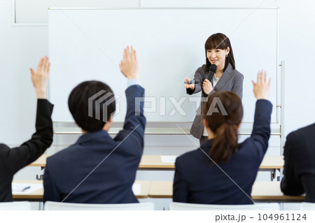 企業・会社の説明会・勉強会・プレゼン・講習会・セミナーをする先生・講師・教師・ビジネスウーマン 企業・会社の説明会・勉強会・プレゼン・講習会・セミナーをする先生・講師・教師・ビジネスウーマン 104961124