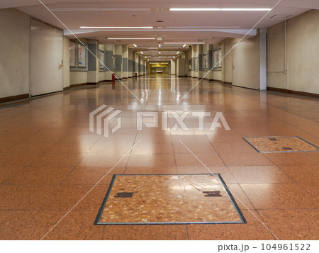 東京都市景観　静まり返った無人の地下連絡通路 104961522