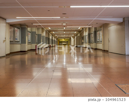 東京都市景観　静まり返った無人の地下連絡通路 104961523