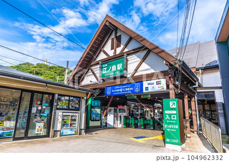 日本の藤沢都市景観　江ノ電・江ノ島駅などを望む 104962332