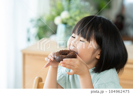 チョコレートドーナツを食べる子供 104962475