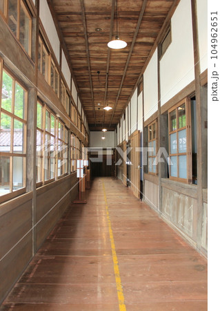 旧吹屋小学校の廊下~明治時代開校の小学校木造校舎 旧吹屋小学校の廊下~明治時代開校の小学校木造校舎 104962651