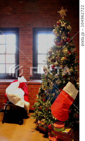 窓辺のクリスマスツリーと赤い靴下 窓辺のクリスマスツリーと赤い靴下 104962722