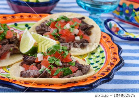 メキシコ料理の美味しいタコス 104962978