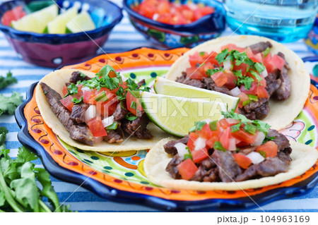 メキシコ料理の美味しいタコス 104963169