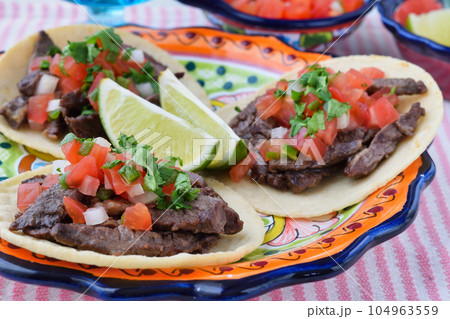 メキシコ料理の美味しいタコス 104963559