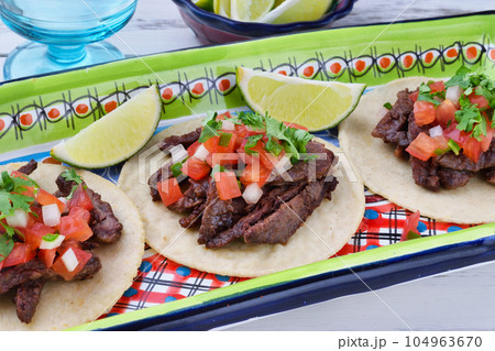 メキシコ料理の美味しいタコス メキシコ料理の美味しいタコス 104963670