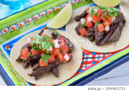 メキシコ料理の美味しいタコス メキシコ料理の美味しいタコス 104963721