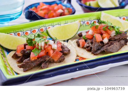 メキシコ料理の美味しいタコス 104963739