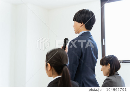 企業・会社の説明会・勉強会・プレゼン・講習会・セミナーで質問をするビジネスマン 企業・会社の説明会・勉強会・プレゼン・講習会・セミナーで質問をするビジネスマン 104963791