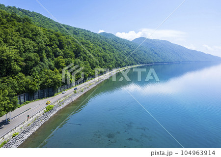 夏の支笏湖を空撮（ドライブイメージ） 104963914