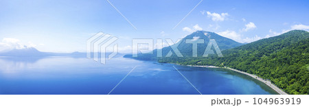 夏の支笏湖を空撮（パノラマ） 104963919