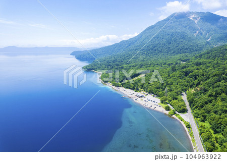 夏の支笏湖を空撮(ポロピナイ) 夏の支笏湖を空撮(ポロピナイ) 104963922