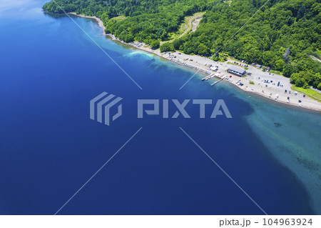 夏の支笏湖を空撮(ポロピナイ 支笏湖ブルー) 夏の支笏湖を空撮(ポロピナイ 支笏湖ブルー) 104963924