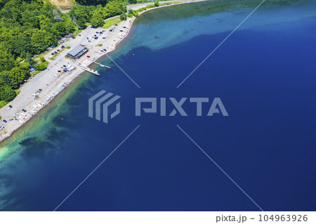 夏の支笏湖を空撮（ポロピナイ 支笏湖ブルー） 104963926