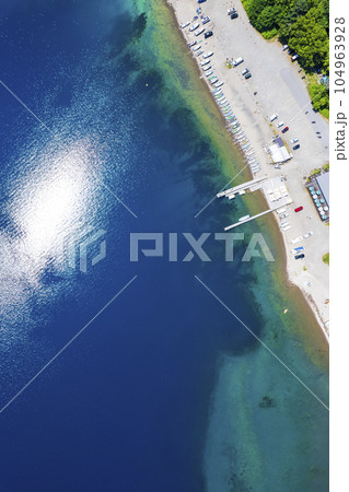 夏の支笏湖を空撮(ポロピナイ 支笏湖ブルー) 夏の支笏湖を空撮(ポロピナイ 支笏湖ブルー) 104963928