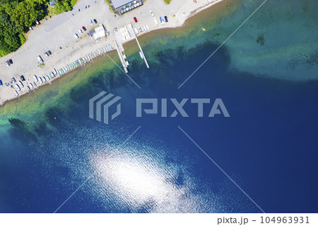 夏の支笏湖を空撮(ポロピナイ 支笏湖ブルー) 夏の支笏湖を空撮(ポロピナイ 支笏湖ブルー) 104963931