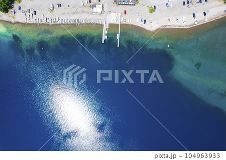 夏の支笏湖を空撮(ポロピナイ 支笏湖ブルー) 夏の支笏湖を空撮(ポロピナイ 支笏湖ブルー) 104963933