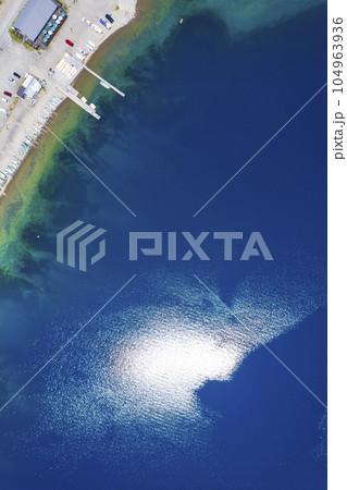 夏の支笏湖を空撮(ポロピナイ 支笏湖ブルー) 夏の支笏湖を空撮(ポロピナイ 支笏湖ブルー) 104963936