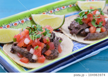 メキシコ料理の美味しいタコス メキシコ料理の美味しいタコス 104963974