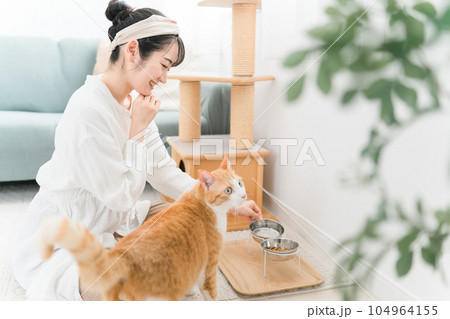 猫の水の入れ替えをする飼い主のアジア人女性 猫の水の入れ替えをする飼い主のアジア人女性 104964155