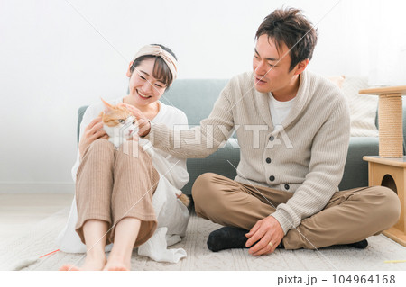 猫じゃらしでペットの猫と遊ぶ飼い主の夫婦・カップル(譲渡会・ペットショップ) 猫じゃらしでペットの猫と遊ぶ飼い主の夫婦・カップル(譲渡会・ペットショップ) 104964168