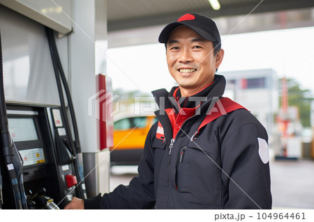 ガソリンスタンドで働く男性スタッフ:AI生成画像 ガソリンスタンドで働く男性スタッフ:AI生成画像 104964461