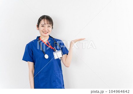 青いクリニックユニフォームを着た医療従事者の女性(医者・医師) 青いクリニックユニフォームを着た医療従事者の女性(医者・医師) 104964642