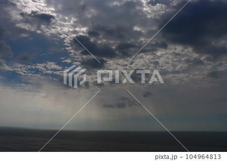 雲の多い空 太陽光 海 暗い 雲の多い空 太陽光 海 暗い 104964813