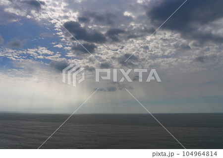 雲の多い空 太陽光 海 暗い 雲の多い空 太陽光 海 暗い 104964814