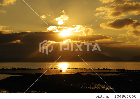 長崎県南島原市の海岸から望む有明海と薄明光線 長崎県南島原市の海岸から望む有明海と薄明光線 104965000