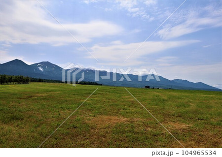 七月の北海道、大雪山国立公園の懐に抱かれて十勝岳、富良野岳、美瑛岳、美瑛富士と連山を望む初夏の北海道 七月の北海道、大雪山国立公園の懐に抱かれて十勝岳、富良野岳、美瑛岳、美瑛富士と連山を望む初夏の北海道 104965534