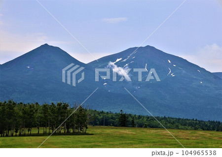 七月の北海道、大雪山国立公園の懐に抱かれて十勝岳、富良野岳、美瑛岳、美瑛富士と連山を望む初夏の北海道 七月の北海道、大雪山国立公園の懐に抱かれて十勝岳、富良野岳、美瑛岳、美瑛富士と連山を望む初夏の北海道 104965538