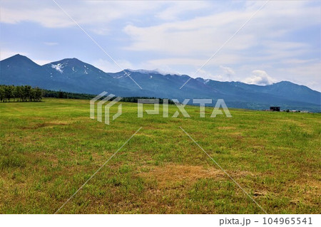 七月の北海道、大雪山国立公園の懐に抱かれて十勝岳、富良野岳、美瑛岳、美瑛富士と連山を望む初夏の北海道 104965541