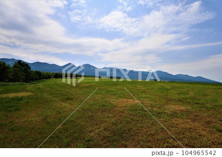 七月の北海道、大雪山国立公園の懐に抱かれて十勝岳、富良野岳、美瑛岳、美瑛富士と連山を望む初夏の北海道 七月の北海道、大雪山国立公園の懐に抱かれて十勝岳、富良野岳、美瑛岳、美瑛富士と連山を望む初夏の北海道 104965542