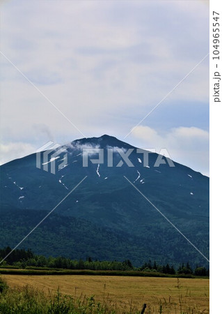 七月の北海道、大雪山国立公園の懐に抱かれて十勝岳、富良野岳、美瑛岳、美瑛富士と連山を望む初夏の北海道 七月の北海道、大雪山国立公園の懐に抱かれて十勝岳、富良野岳、美瑛岳、美瑛富士と連山を望む初夏の北海道 104965547