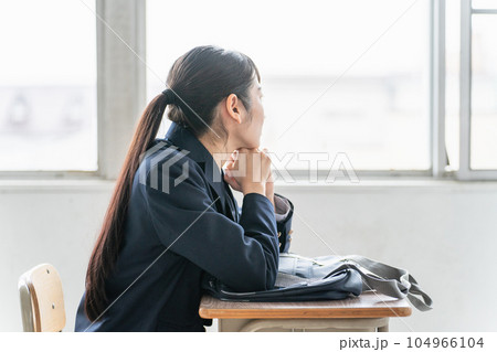 学校の教室で女子高校生・中学生が俯いて悩んでいる（悩む・困る・ストレス） 104966104