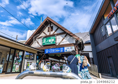 日本の藤沢都市景観　江ノ電 江ノ島駅などを望む 104966212