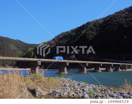 仁淀ブルーと青い車と沈下橋〜高知〜 仁淀ブルーと青い車と沈下橋〜高知〜 104966529