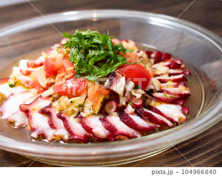 ガラスの皿に盛られたスペイン風酢だこ ガラスの皿に盛られたスペイン風酢だこ 104966840