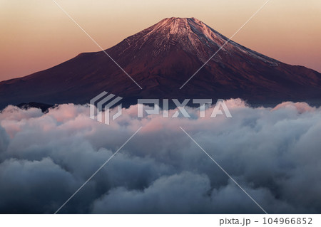 丹沢・檜洞丸から見る朝焼けの富士山と雲海 丹沢・檜洞丸から見る朝焼けの富士山と雲海 104966852
