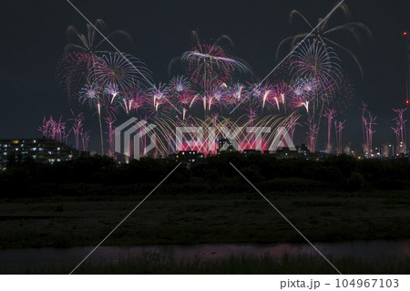 高く輝く花火大会 花火 夜空 花火イメージ 花火大会 高く輝く花火大会 花火 夜空 花火イメージ 花火大会 104967103