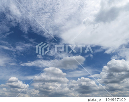 白い雲が広がる夏の青空 白い雲が広がる夏の青空 104967109