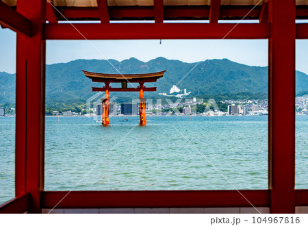 海に浮かぶ厳島神社の大鳥居と自然風景の美しさ 104967816