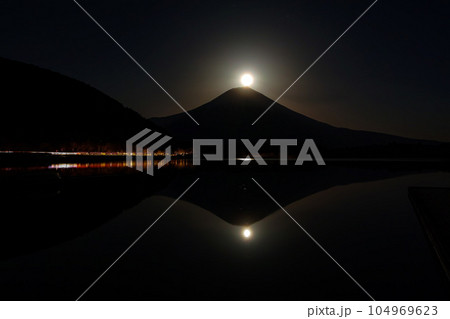 静岡県/ 田貫湖と富士山頂に浮かぶ月（ダブルパール富士） 104969623