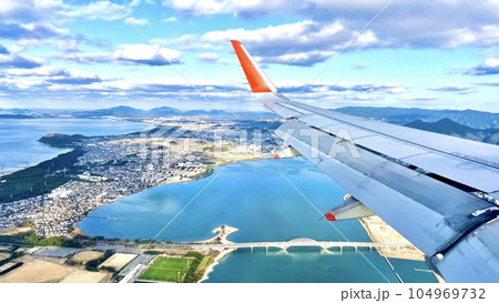 福岡県福岡市 上空から見える海の中道大橋 福岡県福岡市 上空から見える海の中道大橋 104969732